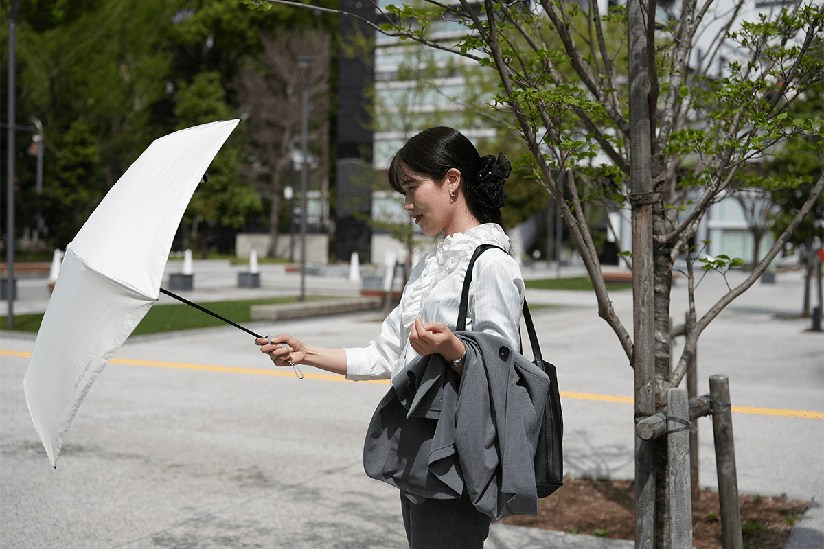 荷物で手が塞がっていても片手で完結3